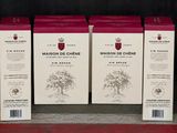 trois cartons de vin posés les uns à côté des autres sur une table