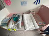 un lit sur lequel est posé un matelas, dans une chambre