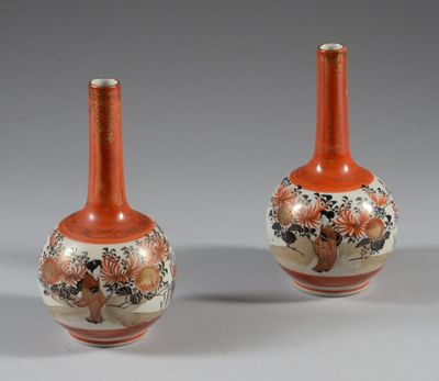 une paire de vases orange ornés de motifs floraux sur fond gris