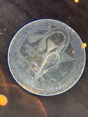 une pièce d'argent sur laquelle figure l'image d'un homme