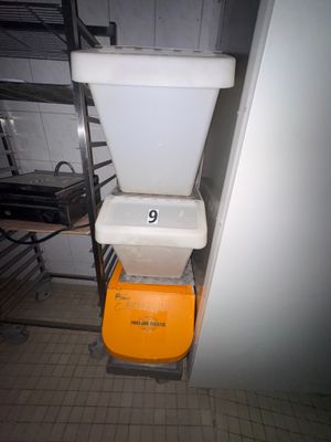 des toilettes blanches posées sur une poubelle jaune