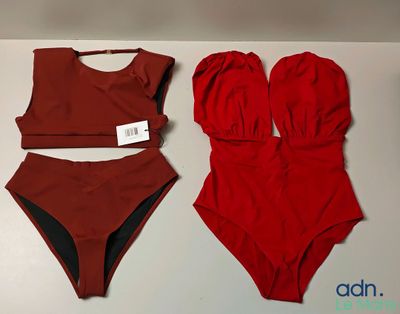 deux maillots de bain rouges posés sur une table, avec une étiquette de prix