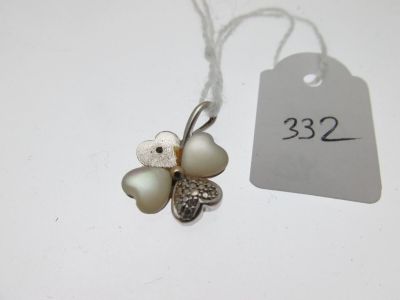 un collier orné d'une fleur et d'une étiquette