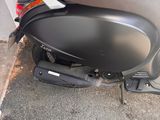 un scooter garé sur le bord de la rue