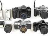 tout un tas d'appareils photo alignés sur la table