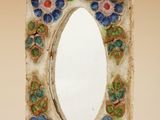 une photo d'un miroir orné de fleurs