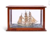 une vieille maquette de bateau en bois exposée dans une vitrine