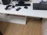 un bureau blanc sur lequel se trouvent un ordinateur de bureau et un ordinateur portable