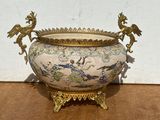 un vase orné d'un motif d'oiseau, posé sur une table