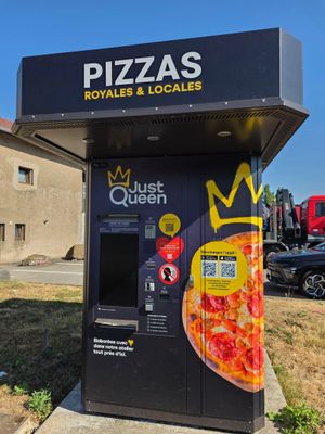 un distributeur automatique sur lequel est représentée une pizza