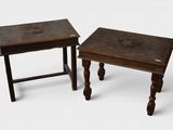 paire de tables d'appoint anciennes en bois, avec plateau sculpté et pieds tournés