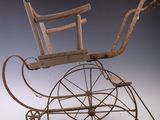 une poussette à l'ancienne posée sur une table