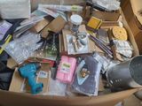 une boîte en carton remplie d'objets hétéroclites dans une pièce