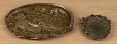 Deux coupes en bronze à décor de femme.