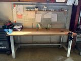 une image d'un établi dans un garage
