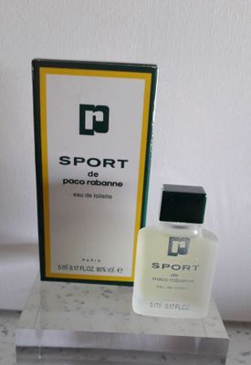 le flacon de parfum se trouve à côté de la boîte sur le comptoir