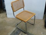 une chaise qui se trouve dans le coin d'une pièce