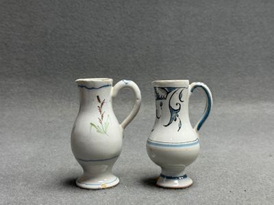 Deux petites burettes en faïence de Nevers début XIX°.