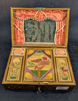 une boîte sur laquelle figure l'image d'un oiseau