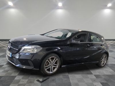 La Mercedes Classe B est garée dans une grande pièce au sol carrelé d'un motif à damier