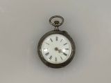 une horloge accrochée au mur de la pièce