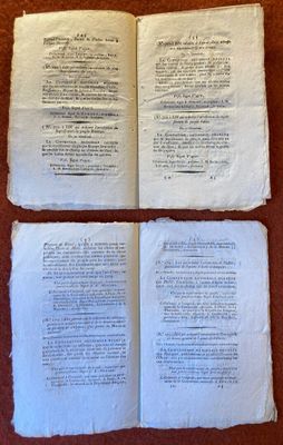deux pages d'un livre posées sur une table, avec un stylo et du papier