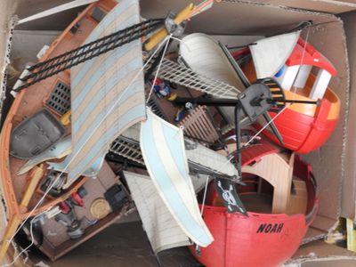 une boîte en carton remplie d'objets hétéroclites