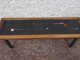 une table sur laquelle se trouve un carreau noir