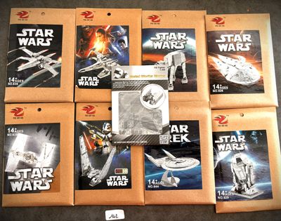 six livres « Star Wars » et une figurine Lego représentant un chasseur stellaire