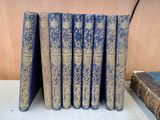 six livres sont empilés sur une table