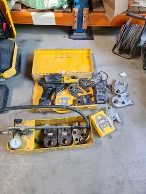 de nombreux outils qui traînent par terre dans le garage