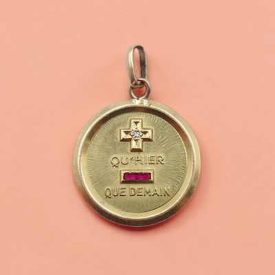 un gros plan d'une pièce de monnaie sur laquelle est gravé un diamant