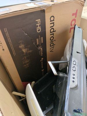 un tas d'appareils électroniques rangés dans un carton