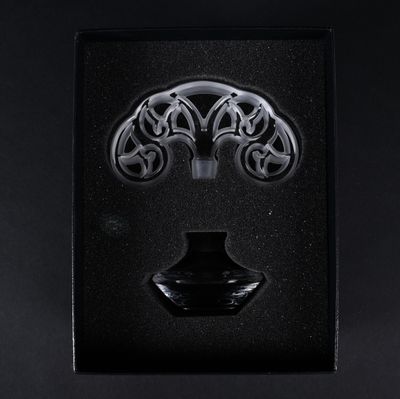une image représentant une boîte noire contenant un objet noir