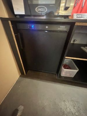 un lave-vaisselle noir et un réfrigérateur noir dans une cuisine