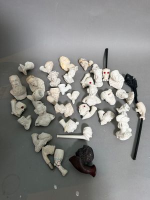 beaucoup de figurines qui se trouvent sur la table