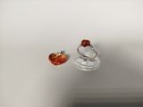 une photo d'une paire de boucles d'oreilles posée sur une table