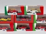 six modèles différents de voitures dans une vitrine
