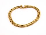 un bracelet à chaîne en or avec un fermoir sur fond blanc