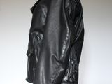 une veste en cuir noir sur une tête de mannequin posée sur un mannequin, un mannequin, un mannequin, un mannequin, un mannequin, un mannequin, un mannequin