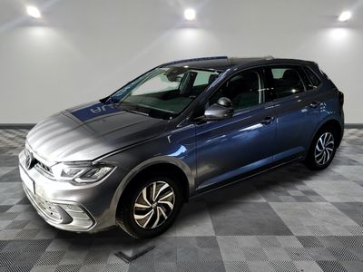 un SUV Volkswagen gris garé sur un sol à damier dans un garage