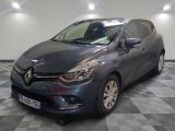 la voiture grise est garée sur un sol en damier dans le garage