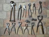 un grand nombre d'outils posés à même le sol