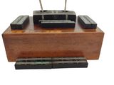 une boîte en bois sur laquelle est posée une radio