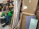 une pile de cartons et un tas de tuyaux dans un entrepôt