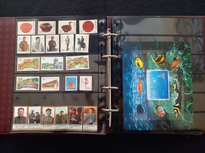 une photo d'un livre avec des photos de personnes dessus
