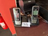 deux téléphones posés l'un à côté de l'autre sur une table