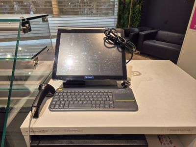 un ordinateur portable posé sur un bureau, sur lequel se trouve un micro