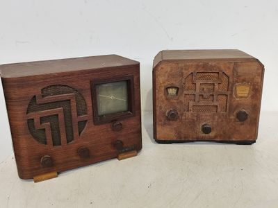 une paire de radios vintage en bois portant des inscriptions en chinois