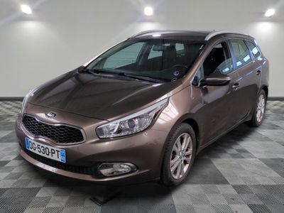 La voiture est garée sur un sol en carrelage à damier dans le garage.